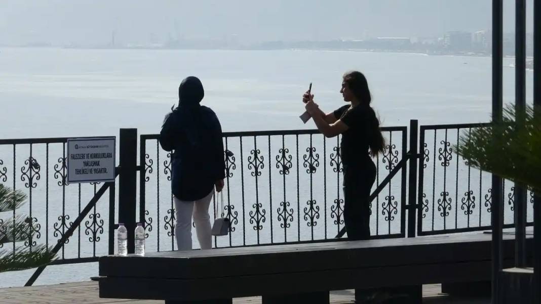 Antalya’da Kasım Sürprizi: 27 Derecede Sahiller Dolup Taştı! 9